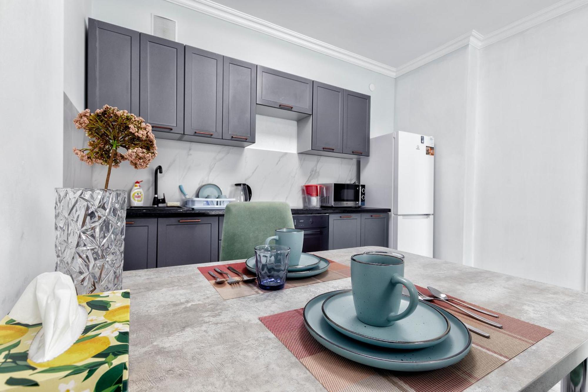 халал возле барыс-арена, между хан-шатыром и Mega Silkway Apartment *