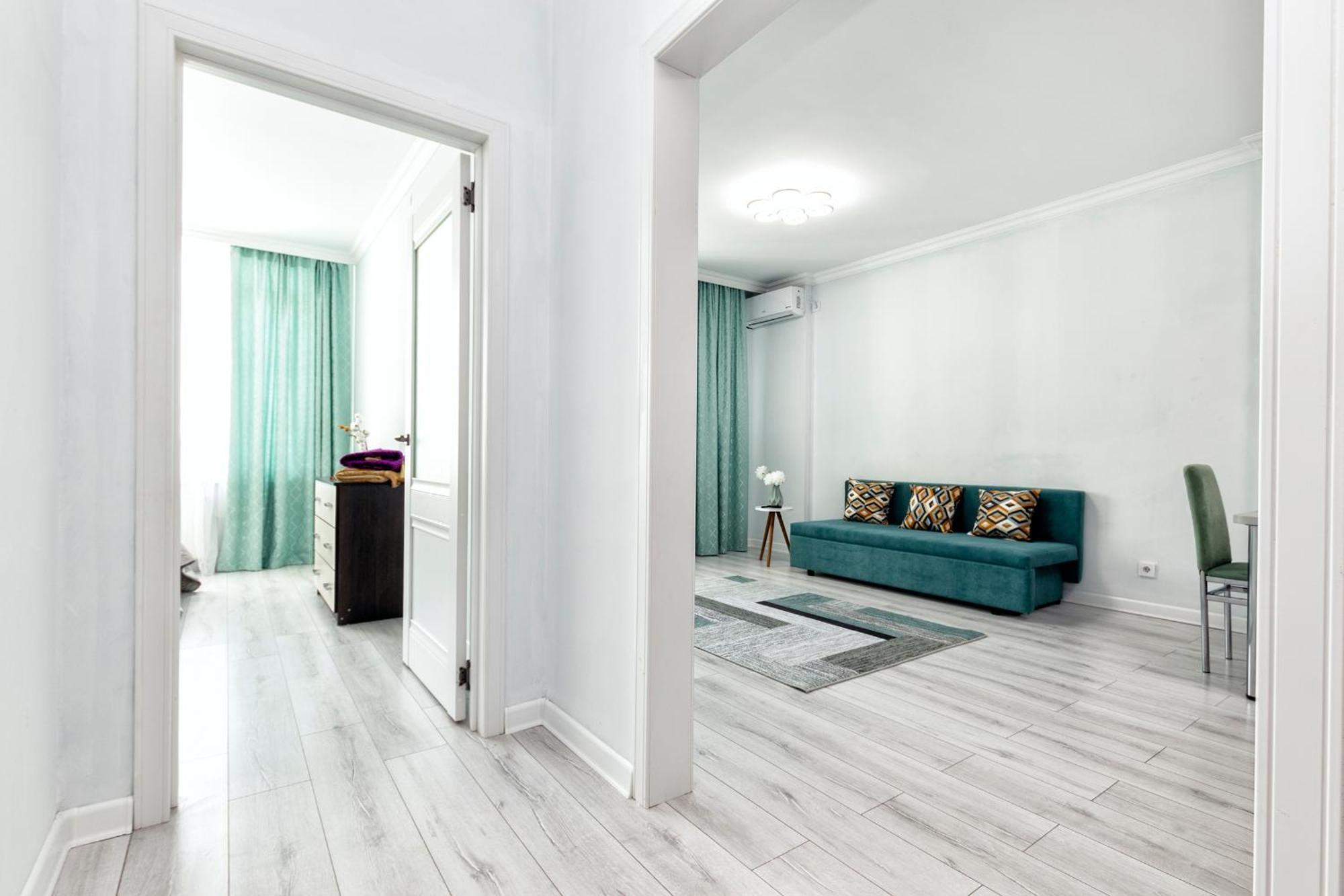 халал возле барыс-арена, между хан-шатыром и Mega Silkway Apartment *